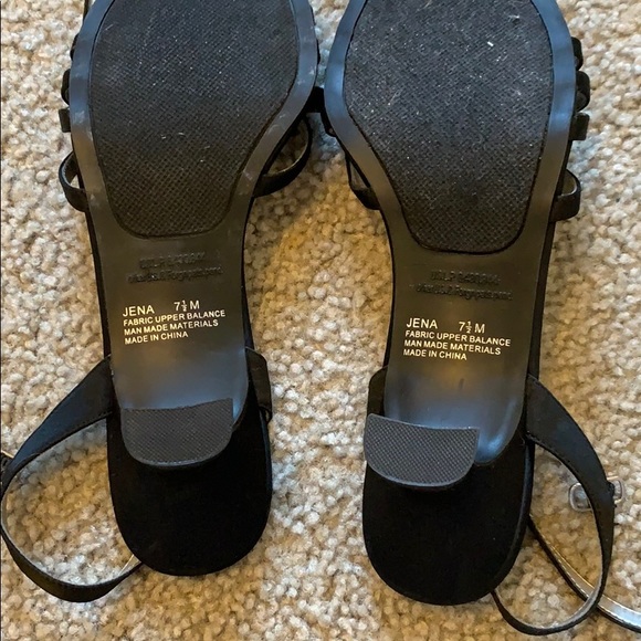 Strapped pumps - Picture 5 of 6